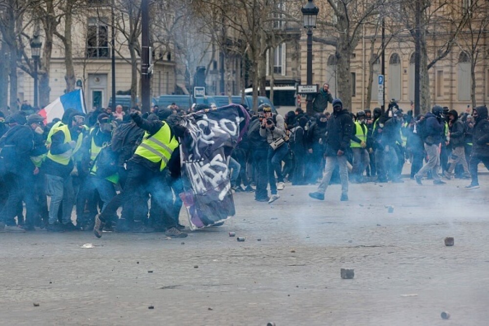 Lupte în Paris. Vestele Galbene au incendiat bănci și au jefuit magazine - Imaginea 44