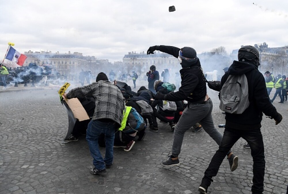 Lupte în Paris. Vestele Galbene au incendiat bănci și au jefuit magazine - Imaginea 43