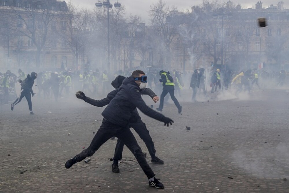 Lupte în Paris. Vestele Galbene au incendiat bănci și au jefuit magazine - Imaginea 41