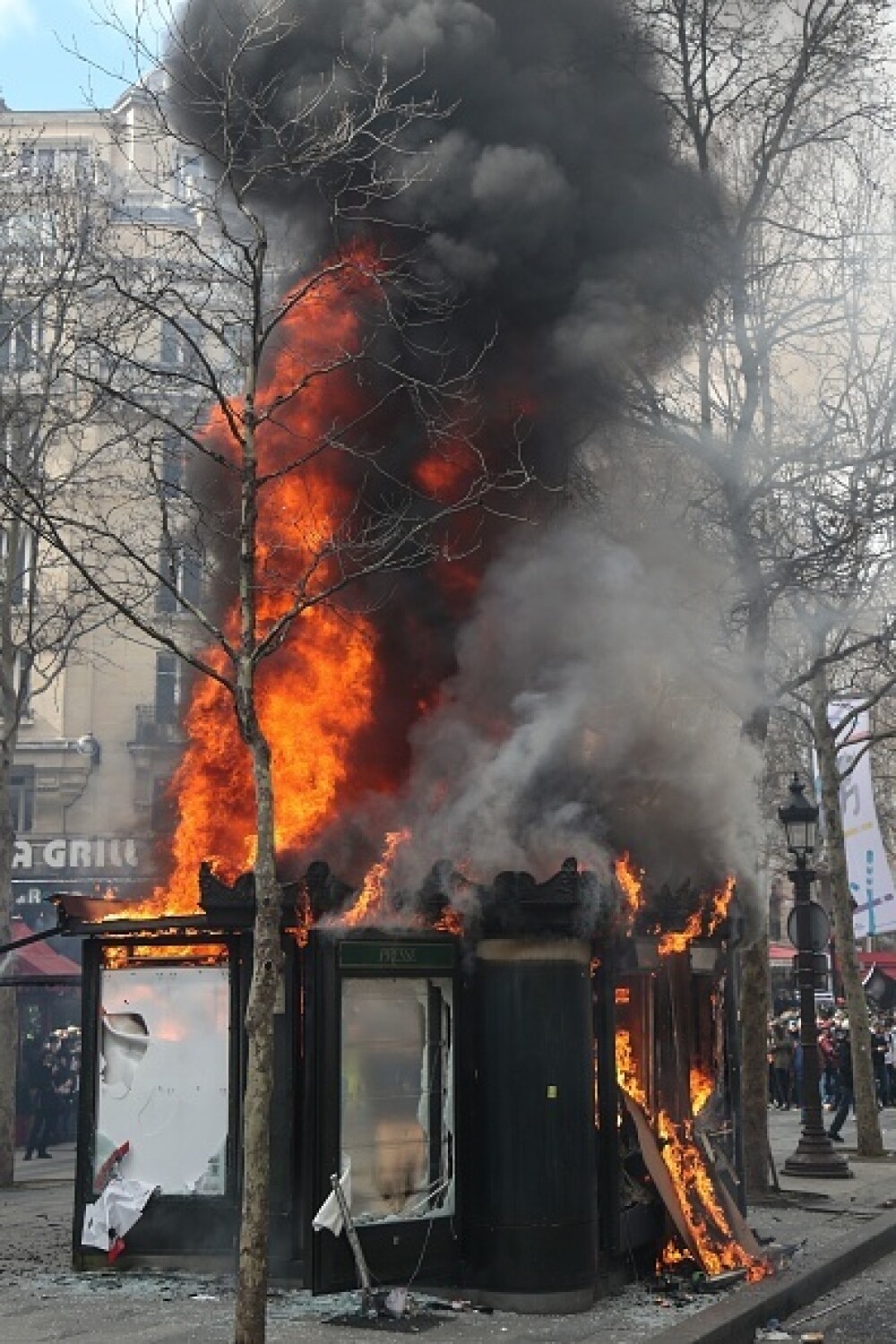 Lupte în Paris. Vestele Galbene au incendiat bănci și au jefuit magazine - Imaginea 40