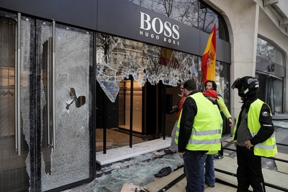 Lupte în Paris. Vestele Galbene au incendiat bănci și au jefuit magazine - Imaginea 37