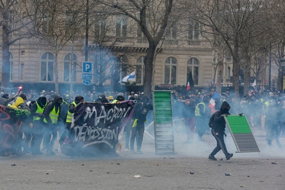 Lupte în Paris. Vestele Galbene au incendiat bănci și au jefuit magazine - Imaginea 35