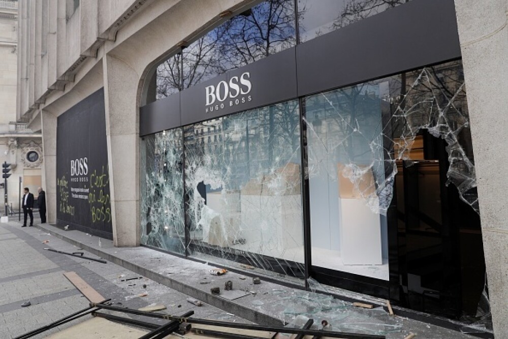 Lupte în Paris. Vestele Galbene au incendiat bănci și au jefuit magazine - Imaginea 36