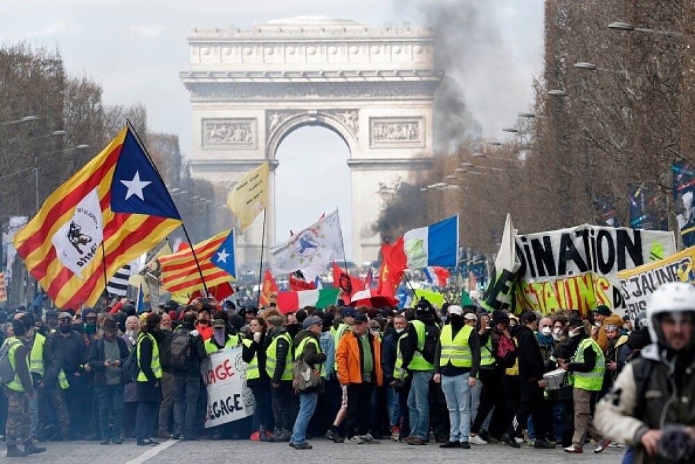 Lupte în Paris. Vestele Galbene au incendiat bănci și au jefuit magazine - Imaginea 34