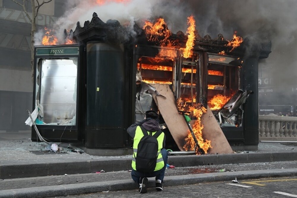 Lupte în Paris. Vestele Galbene au incendiat bănci și au jefuit magazine - Imaginea 32