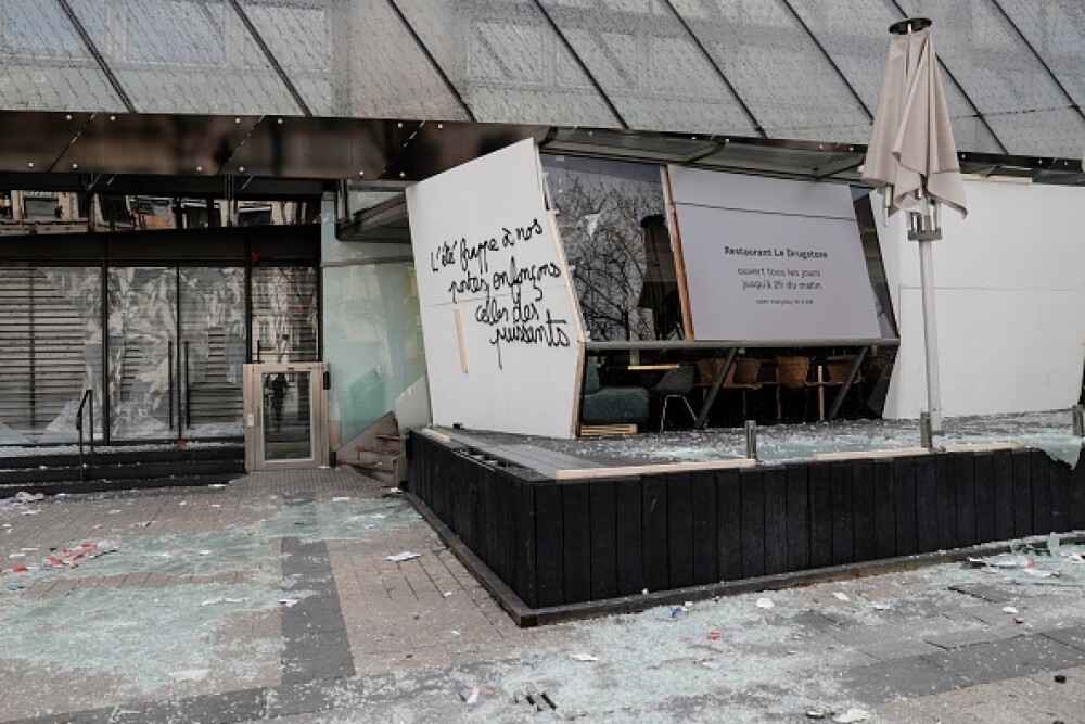 Lupte în Paris. Vestele Galbene au incendiat bănci și au jefuit magazine - Imaginea 31