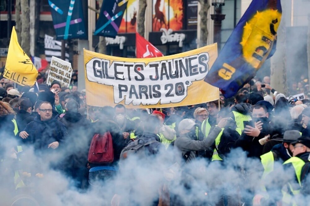 Lupte în Paris. Vestele Galbene au incendiat bănci și au jefuit magazine - Imaginea 30
