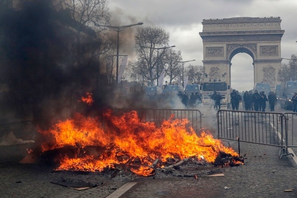 Lupte în Paris. Vestele Galbene au incendiat bănci și au jefuit magazine - Imaginea 28