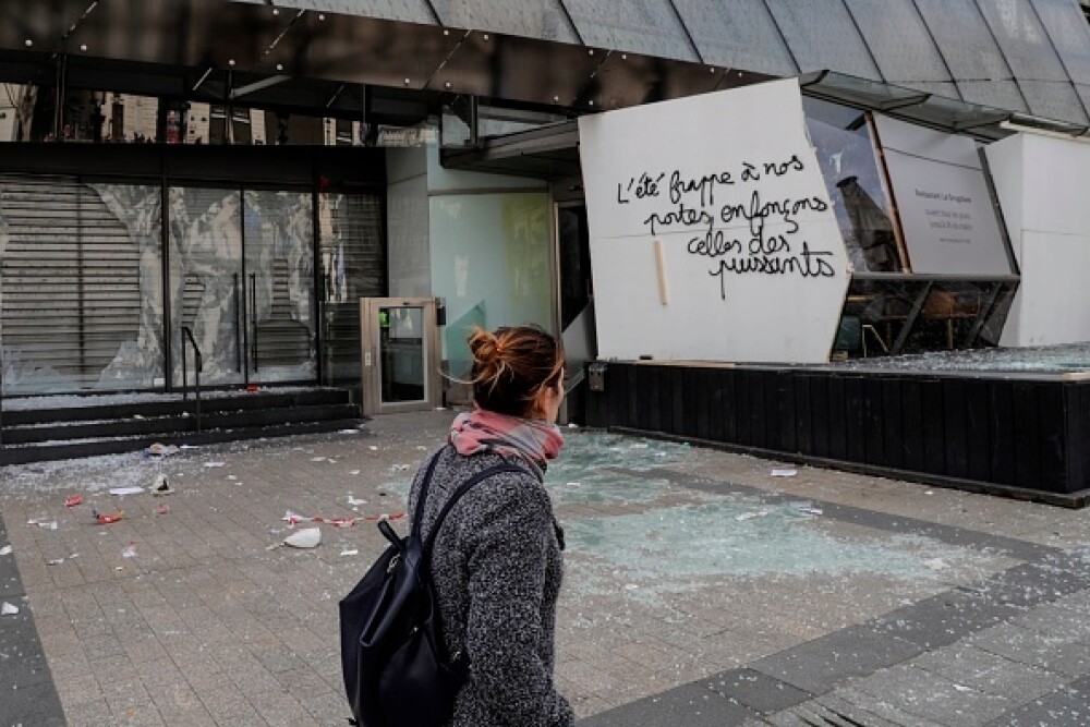 Lupte în Paris. Vestele Galbene au incendiat bănci și au jefuit magazine - Imaginea 29