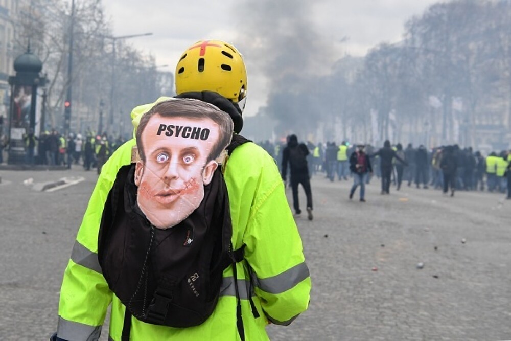 Lupte în Paris. Vestele Galbene au incendiat bănci și au jefuit magazine - Imaginea 26