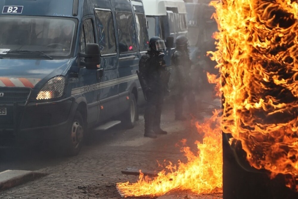 Lupte în Paris. Vestele Galbene au incendiat bănci și au jefuit magazine - Imaginea 25