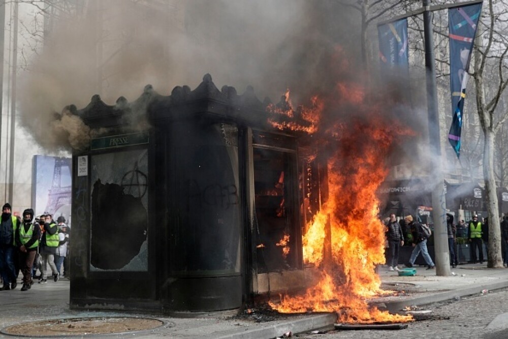 Lupte în Paris. Vestele Galbene au incendiat bănci și au jefuit magazine - Imaginea 24