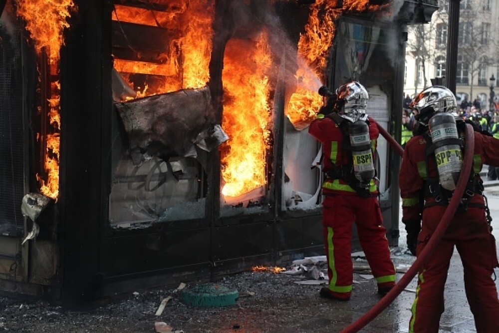 Lupte în Paris. Vestele Galbene au incendiat bănci și au jefuit magazine - Imaginea 17