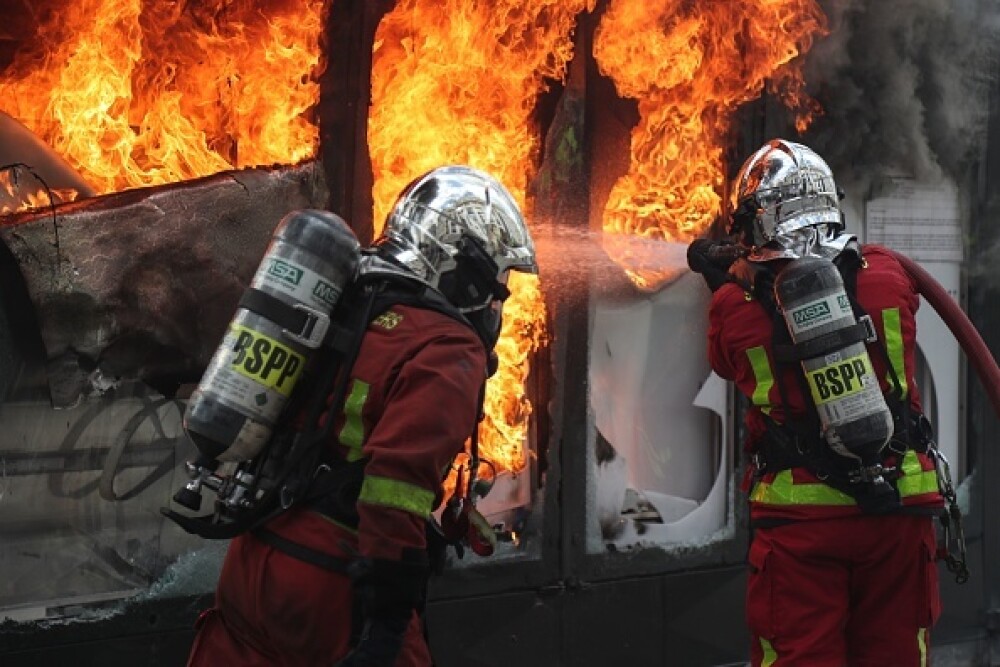 Lupte în Paris. Vestele Galbene au incendiat bănci și au jefuit magazine - Imaginea 16