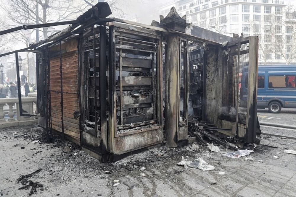 Lupte în Paris. Vestele Galbene au incendiat bănci și au jefuit magazine - Imaginea 15