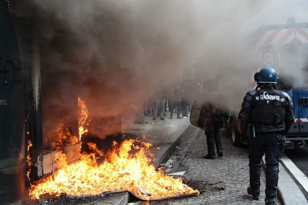 Lupte în Paris. Vestele Galbene au incendiat bănci și au jefuit magazine - Imaginea 13