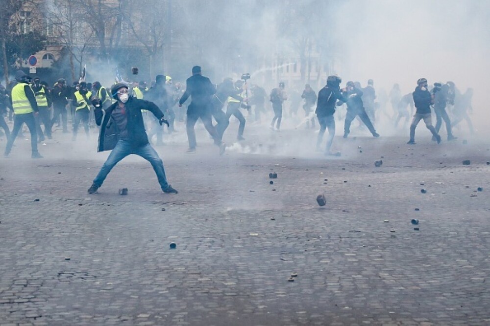 Lupte în Paris. Vestele Galbene au incendiat bănci și au jefuit magazine - Imaginea 12