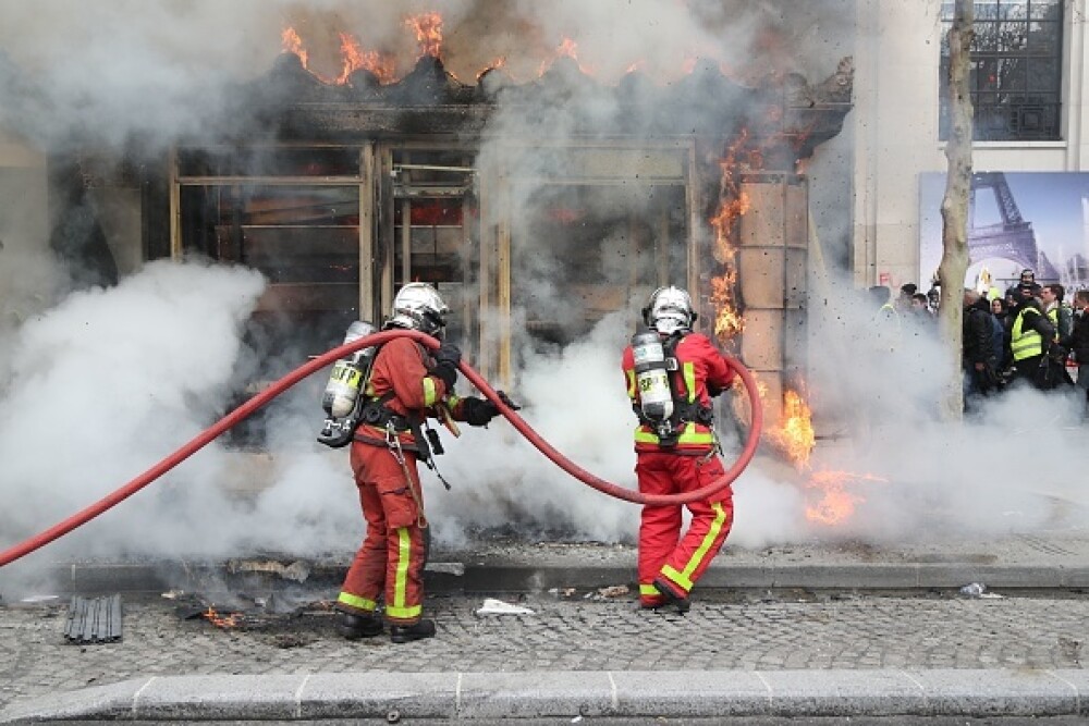 Lupte în Paris. Vestele Galbene au incendiat bănci și au jefuit magazine - Imaginea 11