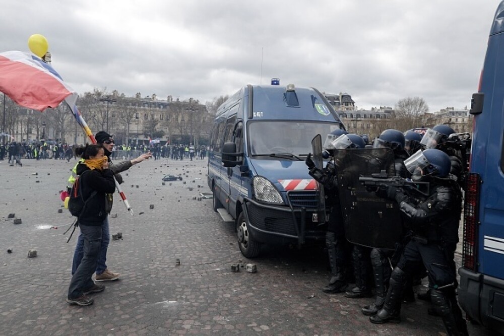 Lupte în Paris. Vestele Galbene au incendiat bănci și au jefuit magazine - Imaginea 7