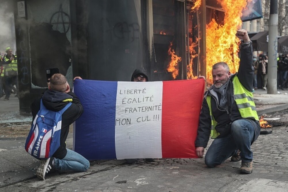 Lupte în Paris. Vestele Galbene au incendiat bănci și au jefuit magazine - Imaginea 6