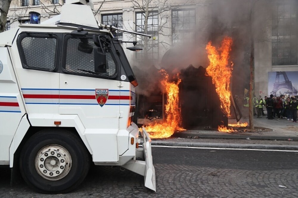Lupte în Paris. Vestele Galbene au incendiat bănci și au jefuit magazine - Imaginea 8