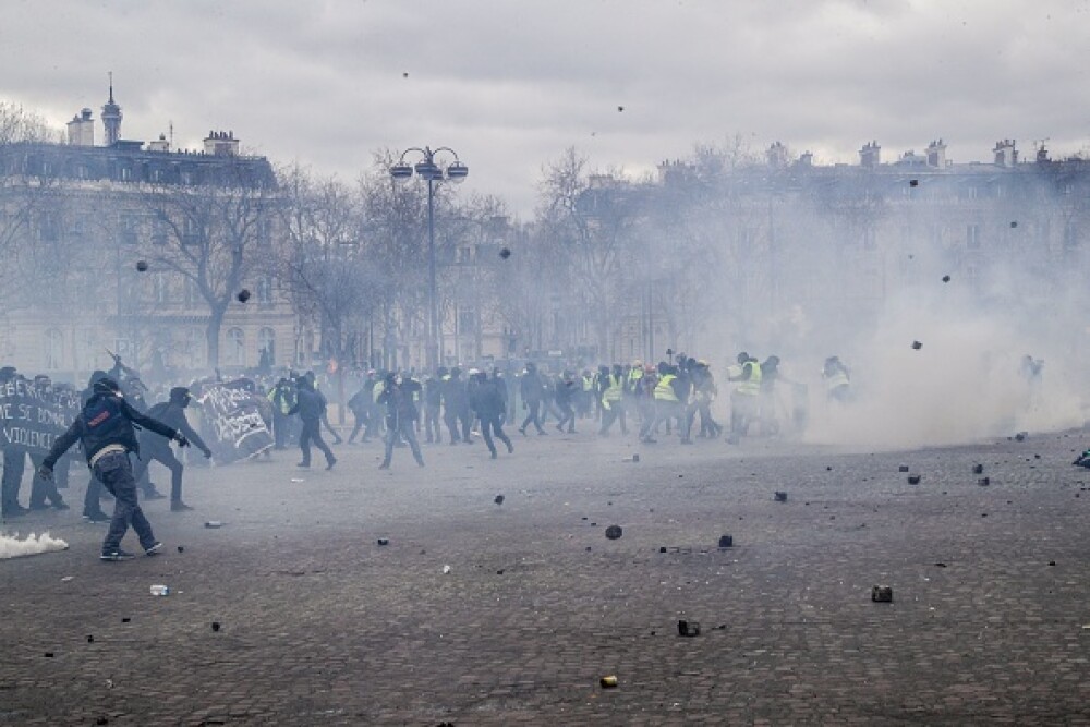 Lupte în Paris. Vestele Galbene au incendiat bănci și au jefuit magazine - Imaginea 4
