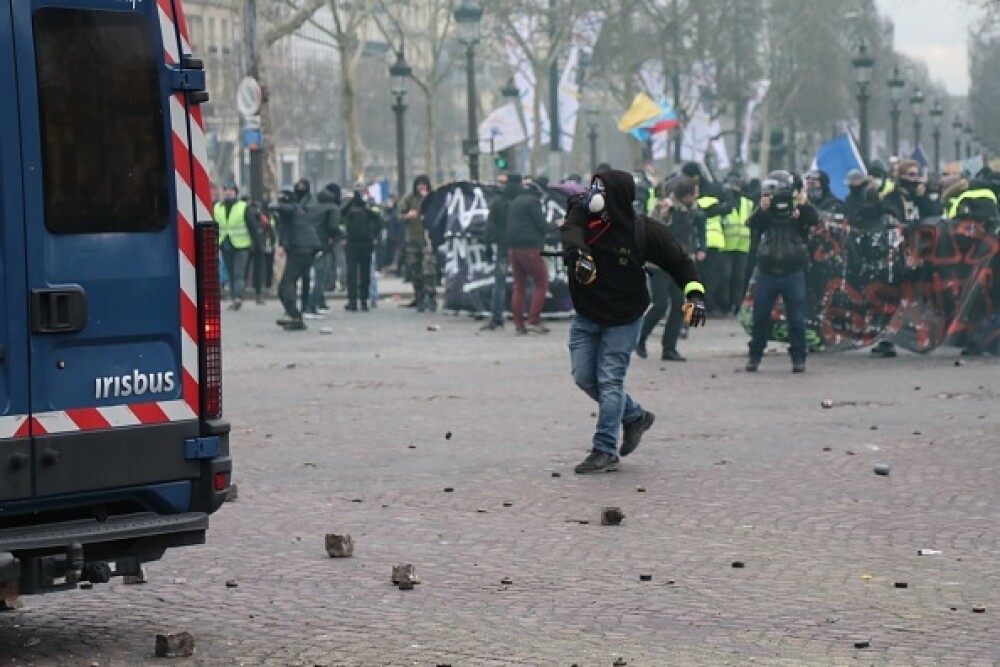 Lupte în Paris. Vestele Galbene au incendiat bănci și au jefuit magazine - Imaginea 3