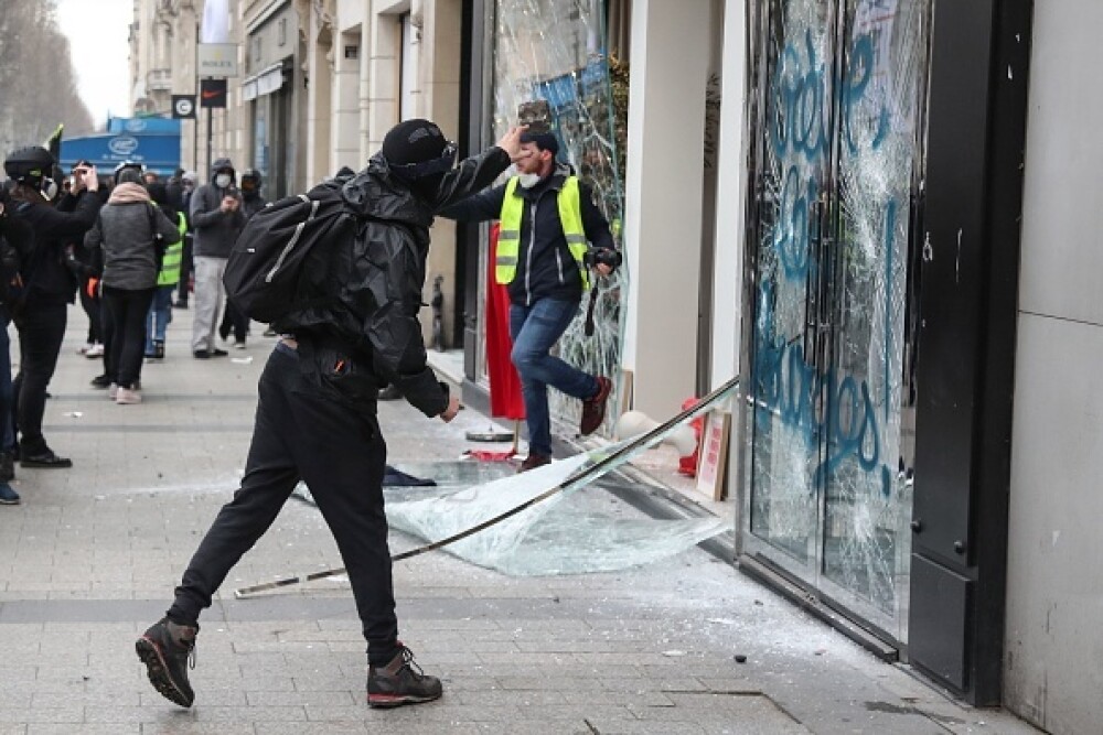 Lupte în Paris. Vestele Galbene au incendiat bănci și au jefuit magazine - Imaginea 2