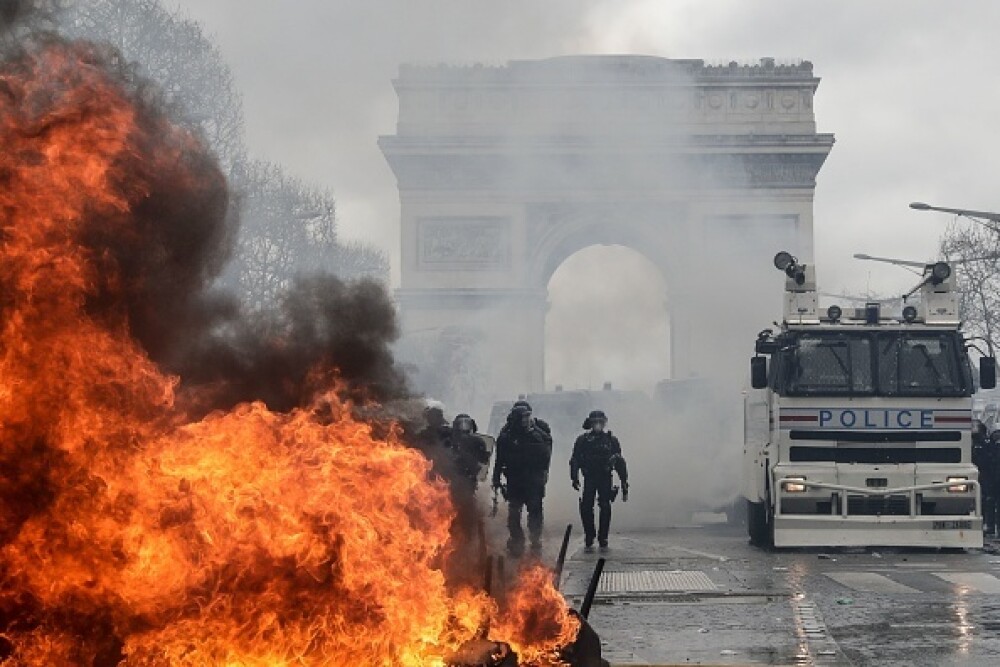 Lupte în Paris. Vestele Galbene au incendiat bănci și au jefuit magazine - Imaginea 1