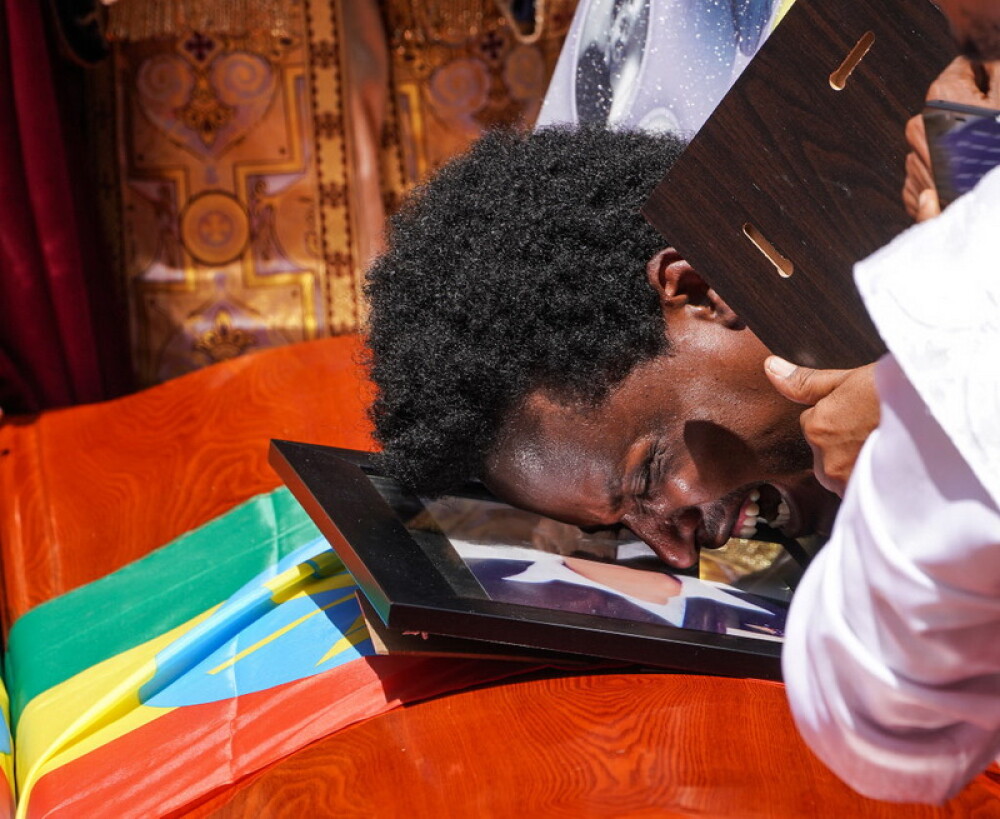Funeraliile victimelor tragediei din Etiopia. Ce au pus de fapt rudele în sicrie - Imaginea 1