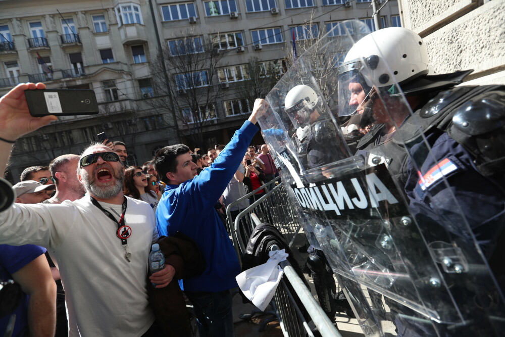 Manifestanții din Serbia au încercat să spargă cordonul de poliție cu un camion. VIDEO - Imaginea 9