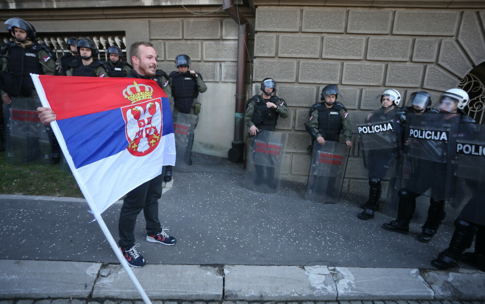 Manifestanții din Serbia au încercat să spargă cordonul de poliție cu un camion. VIDEO - Imaginea 7