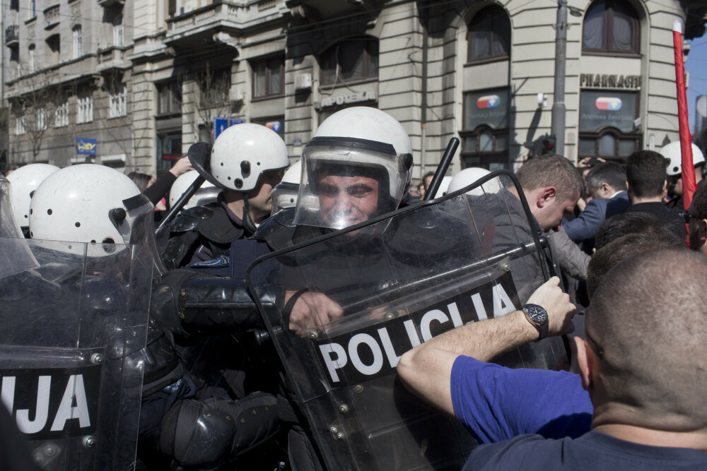 Manifestanții din Serbia au încercat să spargă cordonul de poliție cu un camion. VIDEO - Imaginea 6