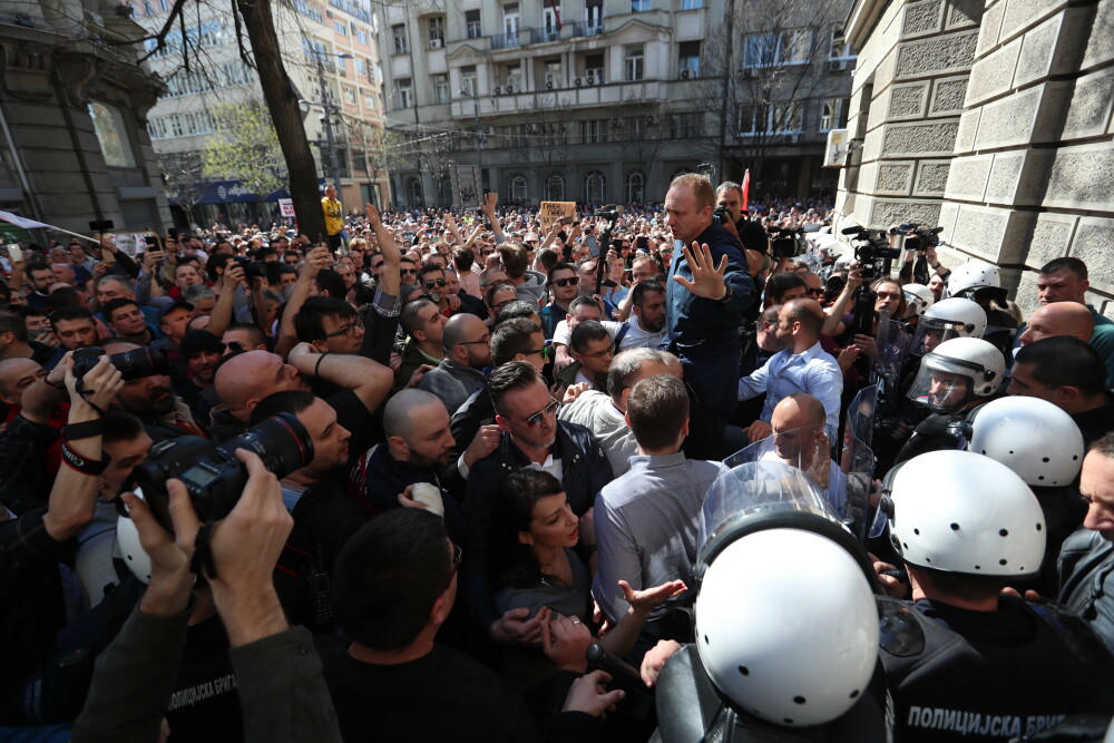 Manifestanții din Serbia au încercat să spargă cordonul de poliție cu un camion. VIDEO - Imaginea 5