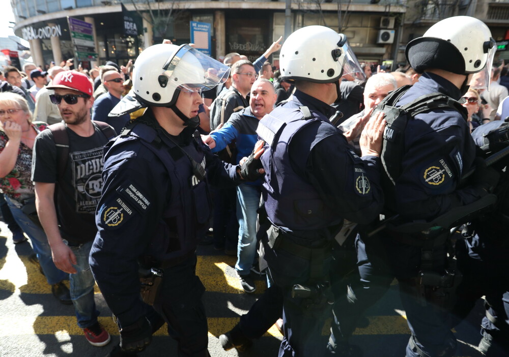 Manifestanții din Serbia au încercat să spargă cordonul de poliție cu un camion. VIDEO - Imaginea 3