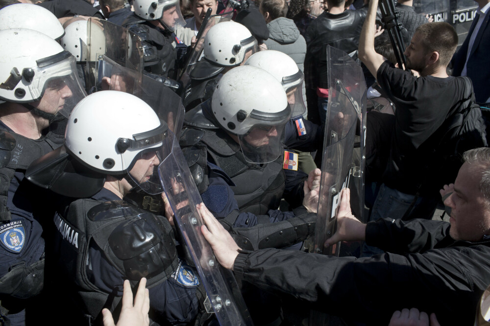 Manifestanții din Serbia au încercat să spargă cordonul de poliție cu un camion. VIDEO - Imaginea 2