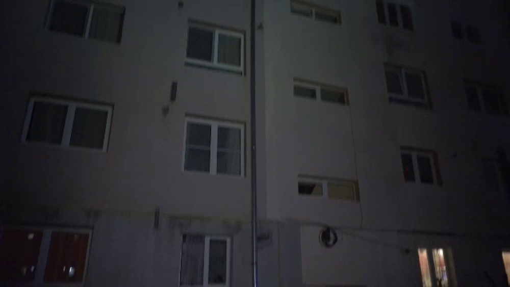 Un copil de 1 an a murit după ce a căzut de la etajul 4 al unui bloc. Cum a ajuns pe pervaz - Imaginea 3