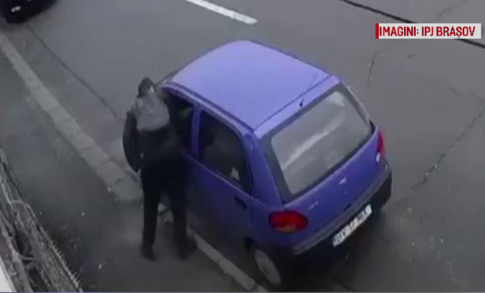 Tânăr filmat în timp ce fură un telefon dintr-o mașină, la Brașov - Imaginea 1