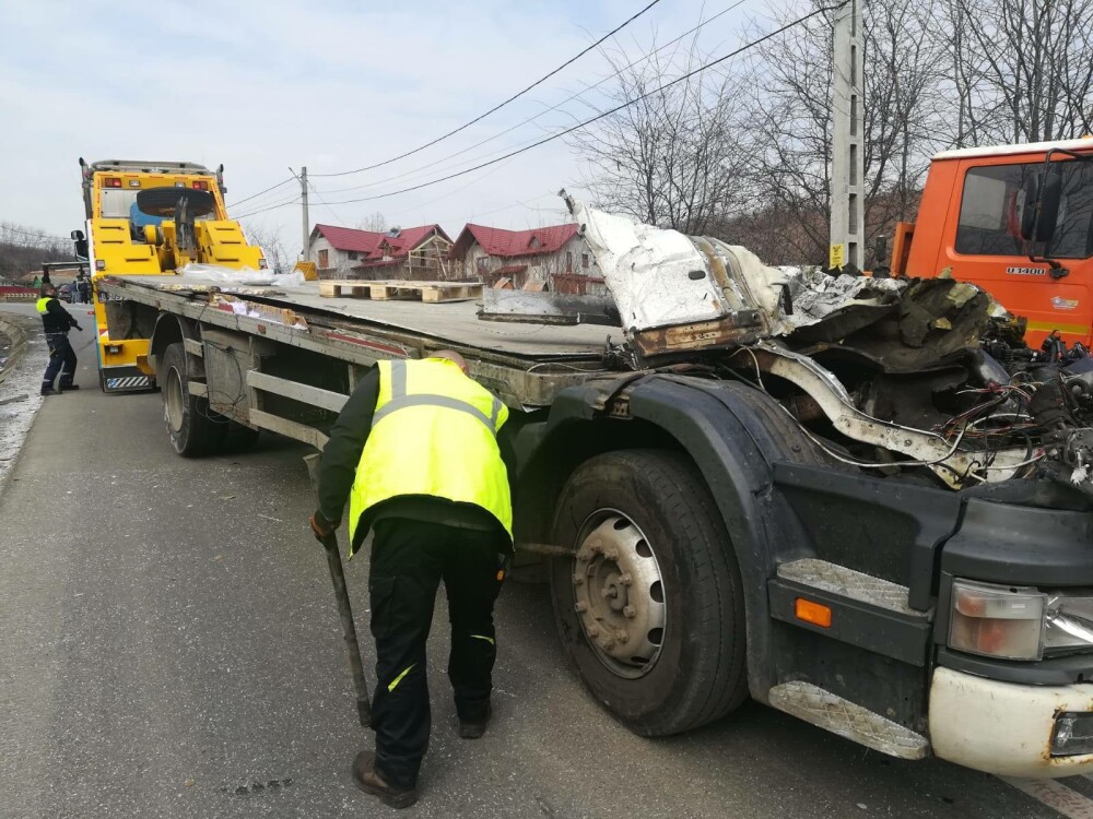 Impact devastator între două TIR-uri și un camion, în Iași. GALERIE FOTO - Imaginea 12