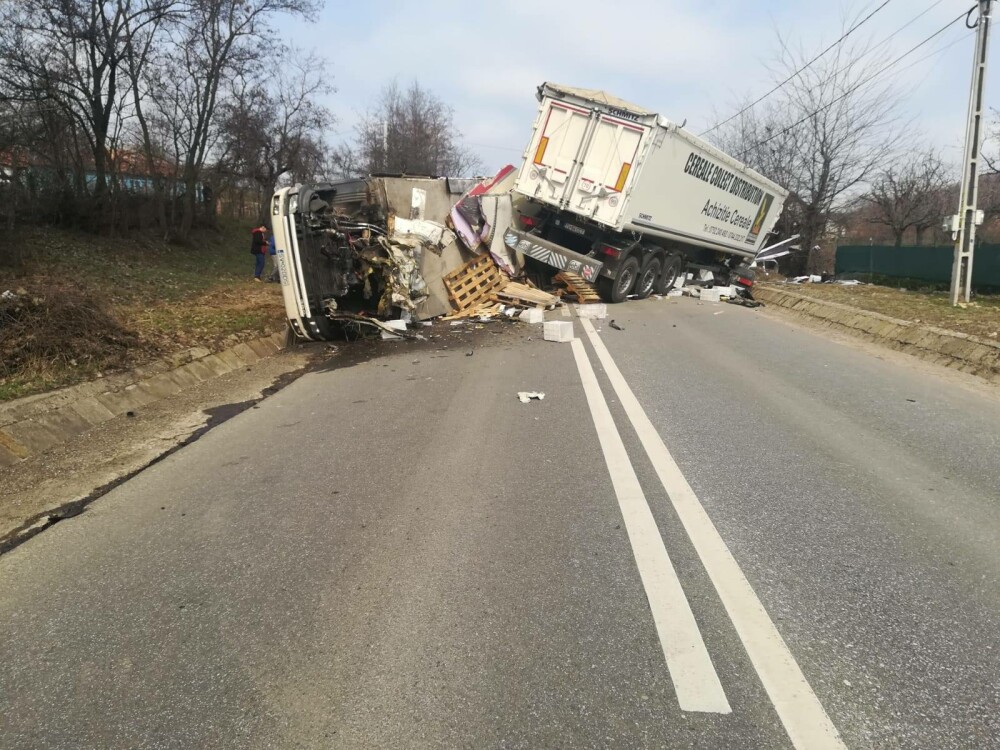 Impact devastator între două TIR-uri și un camion, în Iași. GALERIE FOTO - Imaginea 11