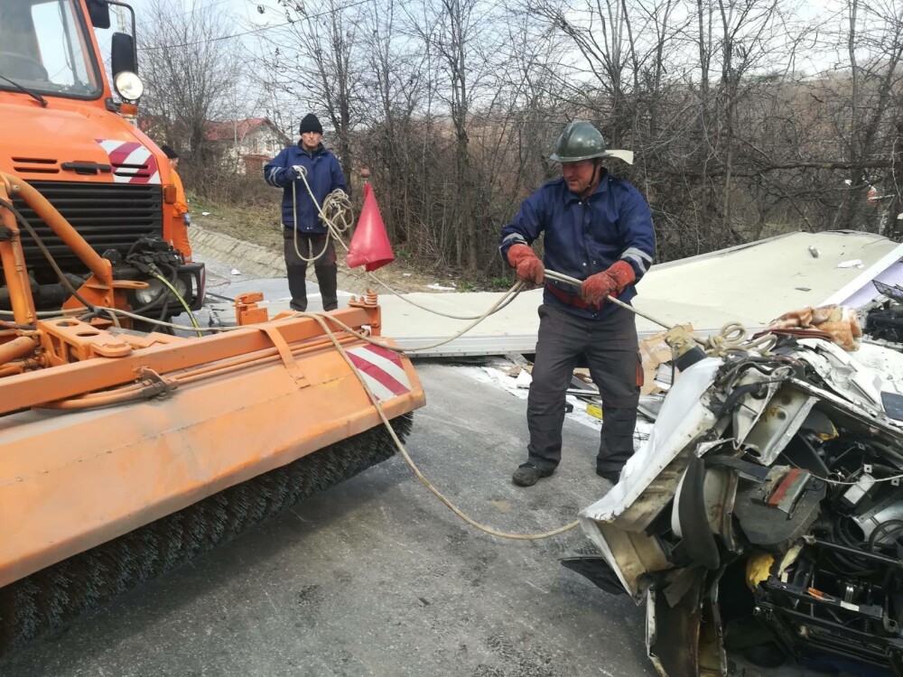 Impact devastator între două TIR-uri și un camion, în Iași. GALERIE FOTO - Imaginea 10