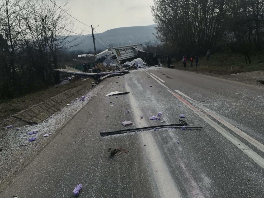 Impact devastator între două TIR-uri și un camion, în Iași. GALERIE FOTO - Imaginea 9