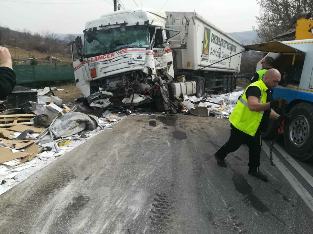 Impact devastator între două TIR-uri și un camion, în Iași. GALERIE FOTO - Imaginea 7