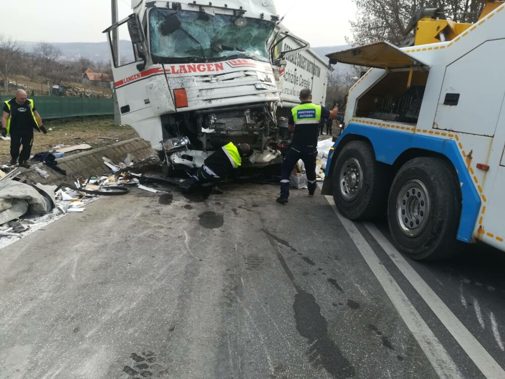 Impact devastator între două TIR-uri și un camion, în Iași. GALERIE FOTO - Imaginea 3