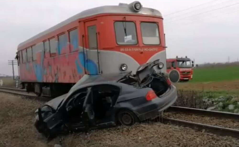 Mașină spulberată de tren, în Olt. Imagini de la locul tragediei - Imaginea 1
