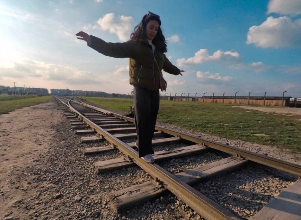 Imagini revoltătoare cu turiștii care vizitează Auschwitz. GALERIE FOTO - Imaginea 1