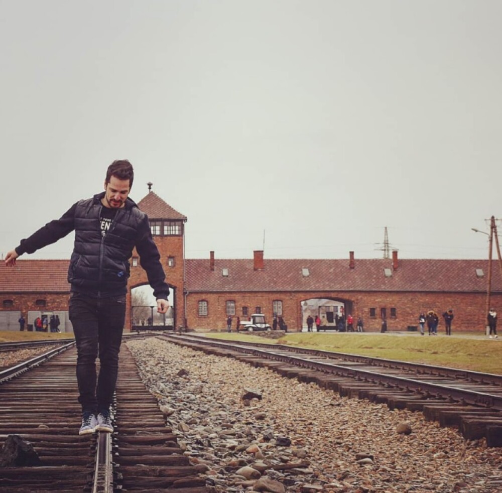 Imagini revoltătoare cu turiștii care vizitează Auschwitz. GALERIE FOTO - Imaginea 2