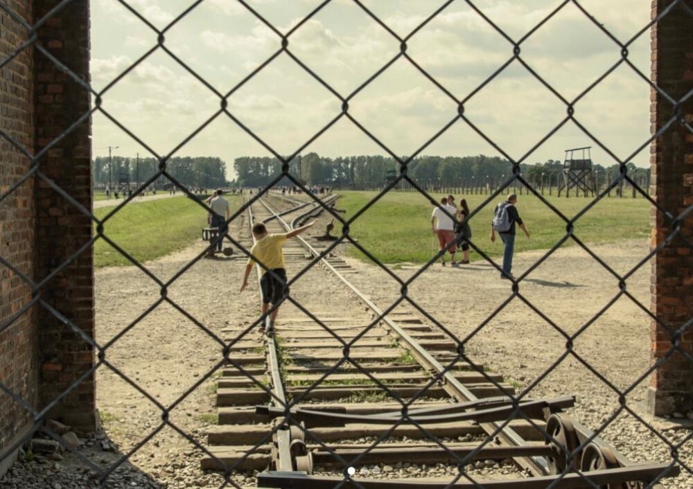 Imagini revoltătoare cu turiștii care vizitează Auschwitz. GALERIE FOTO - Imaginea 3