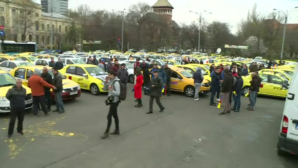 Reacția unui taximetrist surprins dormind la volan, în timpul protestului: „Să îi termine” - Imaginea 1