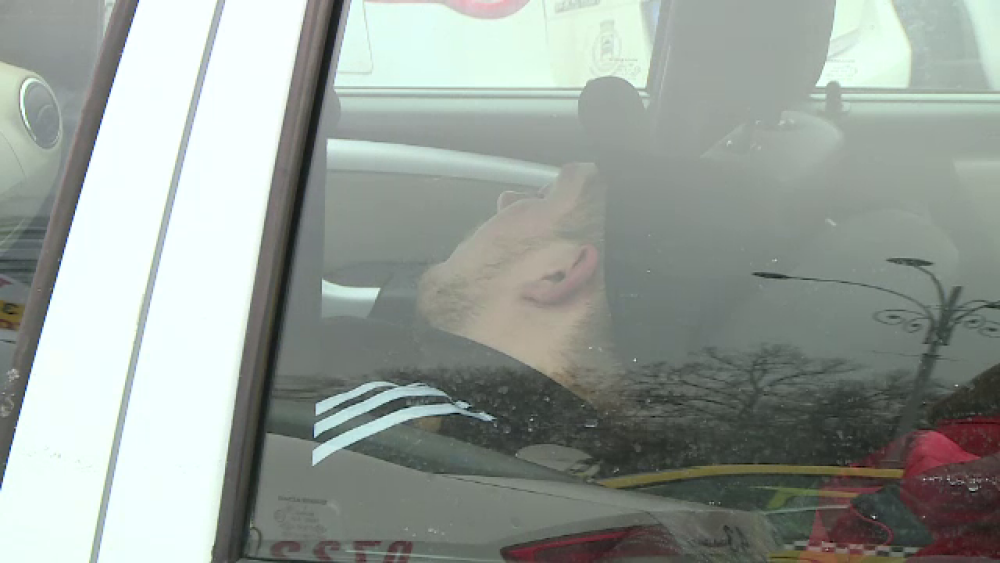 Reacția unui taximetrist surprins dormind la volan, în timpul protestului: „Să îi termine” - Imaginea 4